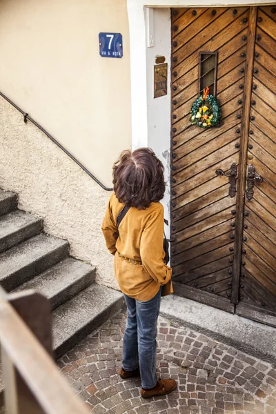 Vrouw in een oude stad — Stockfoto