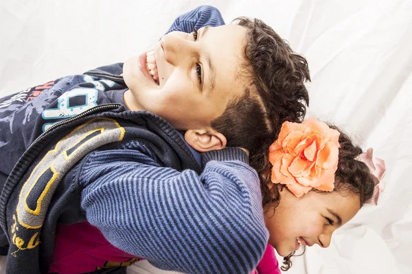 Joven hermano y hermana — Foto de Stock