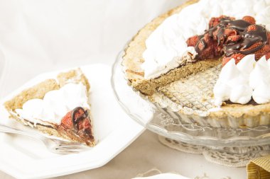 çilek ve çikolata ile vegan tart