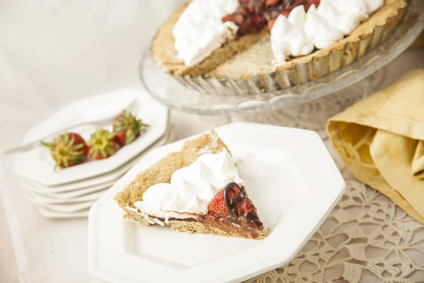 Crostata vegana con fragole e cioccolato — Foto Stock