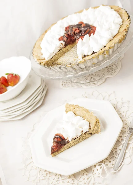 Vegane Torte mit Erdbeeren und Schokolade — Stockfoto