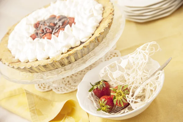 Crostata vegana con fragole e cioccolato — Foto Stock