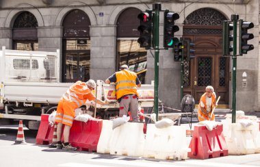 Caddesi'nin merkezinde iş erkekler.