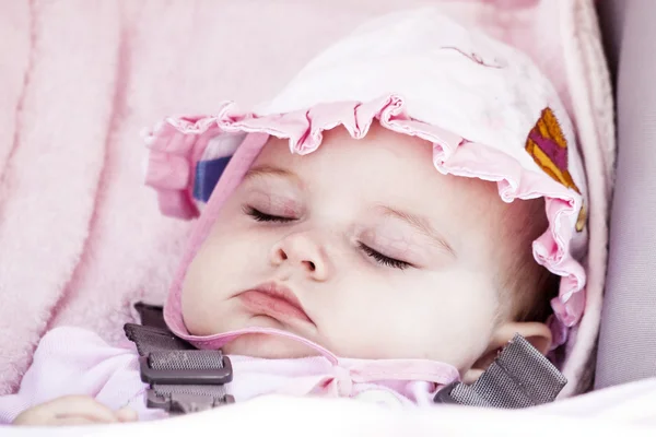 Bebê menina dormindo em carrinho . — Fotografia de Stock