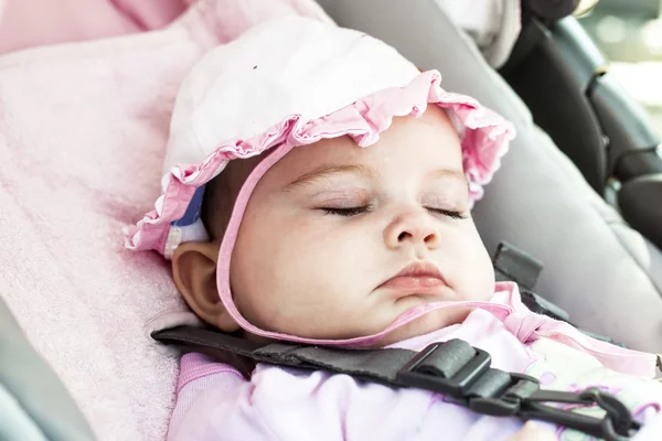 Baby flicka sover i vagnen. — Stockfoto