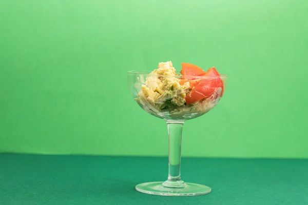 Guacamole Dans Verre Vintage Des Années Avec Fond Vert Studio — Photo