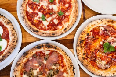 Üstten çekilmiş İtalyan pizzası, doğal ışık.