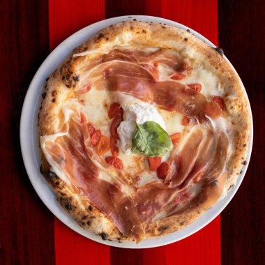 Üstten çekilmiş İtalyan pizzası, doğal ışık.