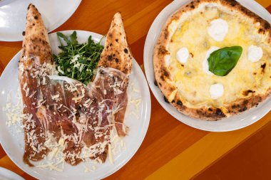 Üstten çekilmiş İtalyan pizzası, doğal ışık.