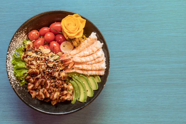 日本料理店のポケ寿司の丼 トップビュー — ストック写真