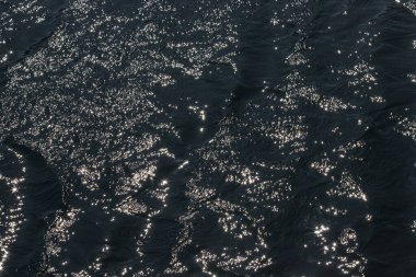 Işıklar, yıldızlar, ilkbaharda suyun yüzeyindeki yansımalar..