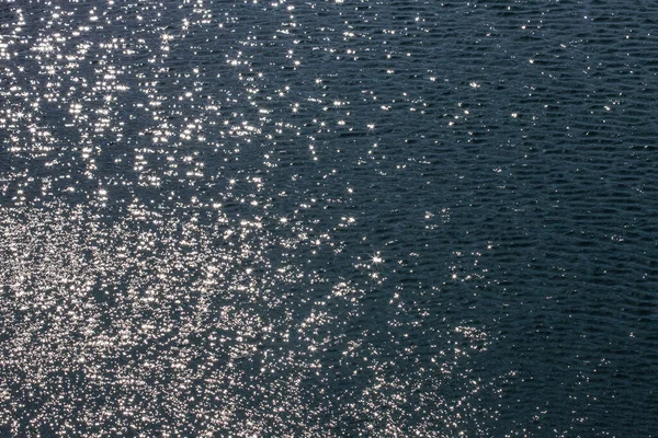 Licht Sterren Reflecties Het Wateroppervlak Het Voorjaar — Stockfoto