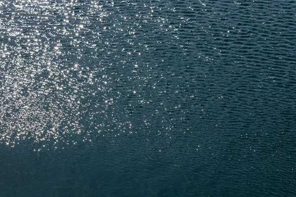 Licht Sterren Reflecties Het Wateroppervlak Het Voorjaar — Stockfoto