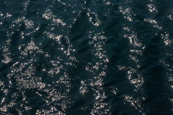 Işıklar Yıldızlar Ilkbaharda Suyun Yüzeyindeki Yansımalar — Stok fotoğraf