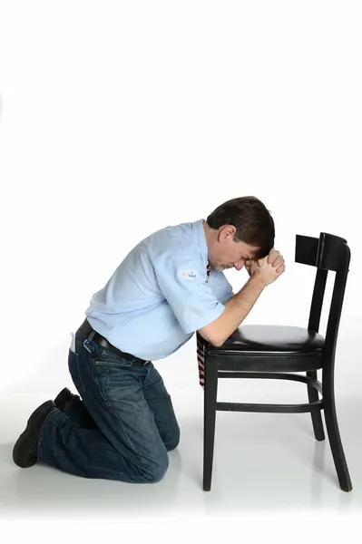 Man with "I Voted" Sticker kneels in prayer — Stock Photo, Image