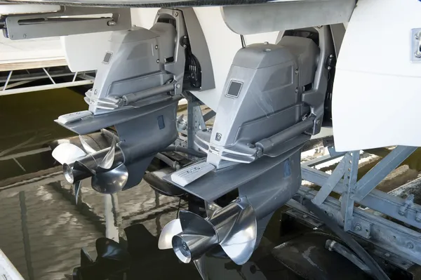 İkiz motor Asansör dayalı bir teknede asılı portre