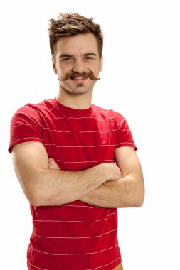 kırmızı çizgili tişörtlü adam
