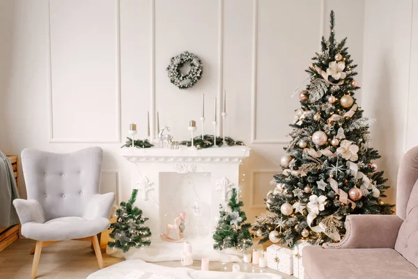 Όμορφο Εσωτερικό Σαλόνι Τζάκι Και Χριστουγεννιάτικο Δέντρο Χριστουγεννιάτικη Διακόσμηση — Φωτογραφία Αρχείου