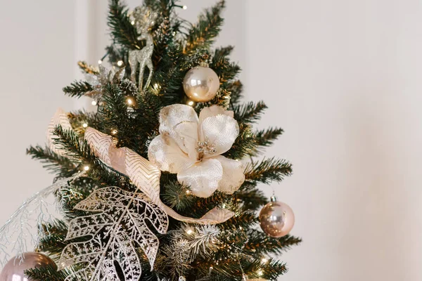 古典的なリビングルームやドレッサーのおもちゃや金の燭台と金の花瓶のスプルースの枝でクリスマスの装飾 — ストック写真