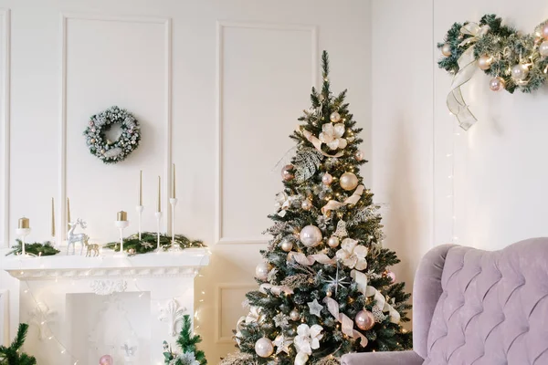 Schöne Wohnzimmereinrichtung Mit Kamin Und Weihnachtsbaum Weihnachtsdekor — Stockfoto