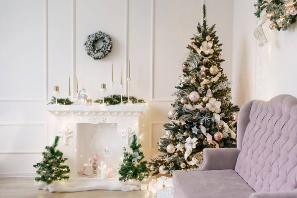 Schöne Wohnzimmereinrichtung Mit Kamin Und Weihnachtsbaum Weihnachtsdekor — Stockfoto