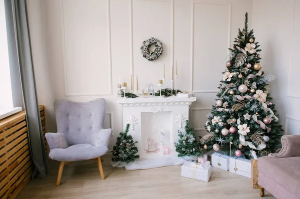 Krásný Obývací Pokoj Interiér Krbem Vánoční Stromeček Vánoční Výzdoba — Stock fotografie