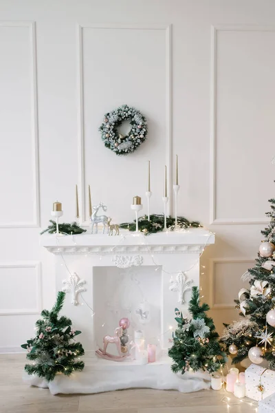 Bela Sala Estar Interior Com Lareira Árvore Natal Decoração Natal — Fotografia de Stock