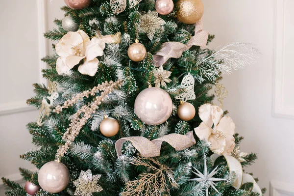 Julgran Med Vackra Leksaker Snygg Jul Och Nyårsinredning — Stockfoto