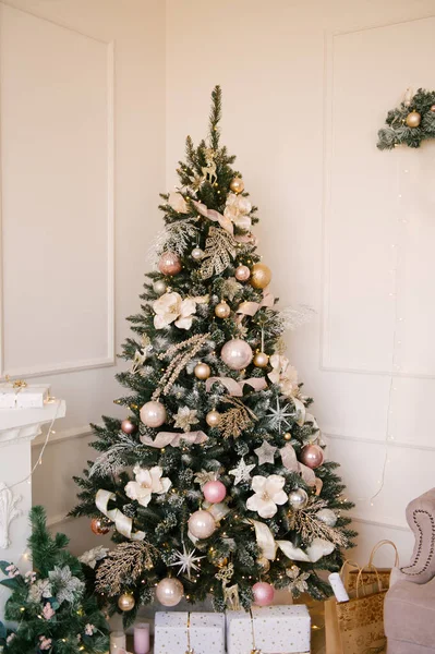 Weihnachtsbaum Mit Wunderschönem Spielzeug Stilvollem Weihnachts Und Neujahrsdekor — Stockfoto