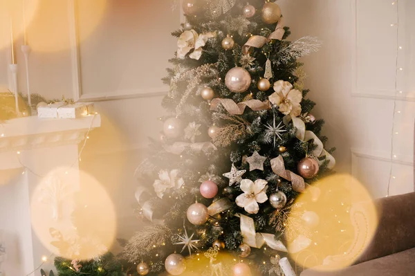 Weihnachtsbaum Mit Wunderschönem Spielzeug Stilvolles Weihnachts Und Neujahrsdekor Mit Highlights — Stockfoto