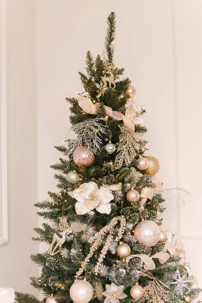 圣诞树 有漂亮的玩具 时尚的圣诞和新年装饰 — 图库照片