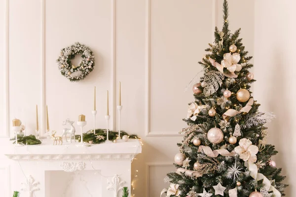 Gyönyörű Nappali Belső Kandallóval Karácsonyfával Karácsonyi Dekoráció — Stock Fotó