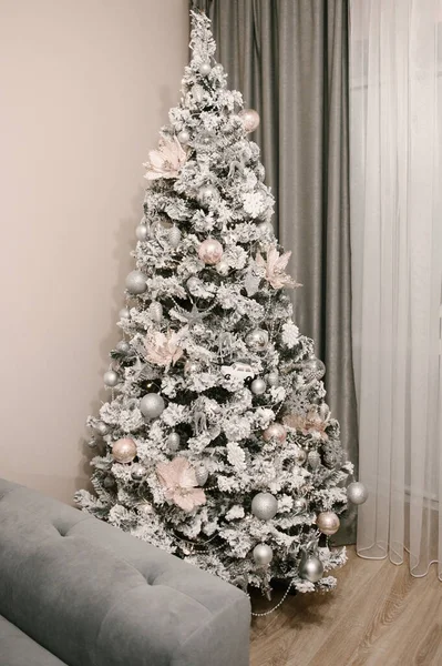Vánoční Stromek Krásnými Hračkami Stylovými Vánočními Novoroční Výzdobou — Stock fotografie
