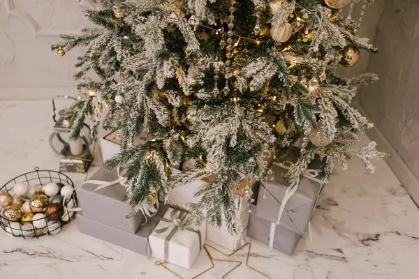Juldekor Vackert Förpackade Presenter Julgranen — Stockfoto