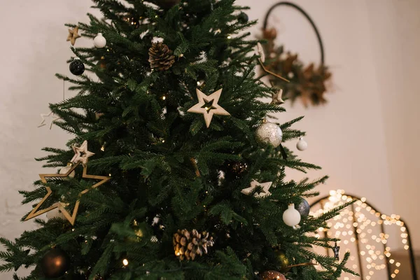 Χριστουγεννιάτικο Δέντρο Όμορφα Παιχνίδια Μοντέρνα Διακόσμηση Χριστουγέννων Και Πρωτοχρονιάς — Φωτογραφία Αρχείου