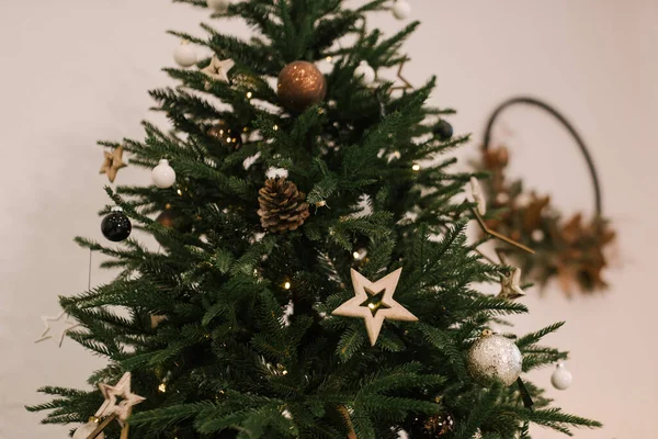 Weihnachtsbaum Mit Wunderschönem Spielzeug Stilvollem Weihnachts Und Neujahrsdekor — Stockfoto