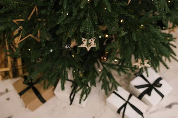 クリスマスの装飾 クリスマスツリーの下に美しくパッケージ化された贈り物 — ストック写真