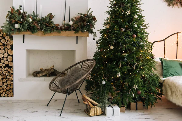 Kerstdecor Prachtig Ingerichte Woonkamer Met Open Haard Brandhout — Stockfoto