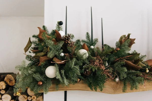 美しいおもちゃ スタイリッシュなクリスマスと新年の装飾とクリスマスツリー — ストック写真