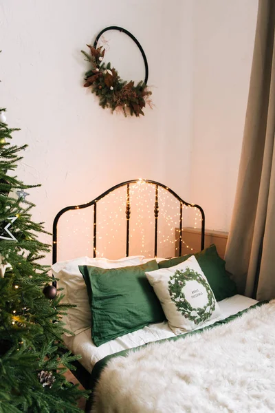 Karácsonyi Dekoráció Gyönyörűen Berendezett Hálószoba — Stock Fotó