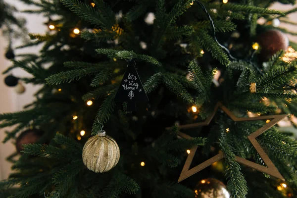 Árbol Navidad Con Hermosos Juguetes Elegante Decoración Navidad Año Nuevo —  Fotos de Stock