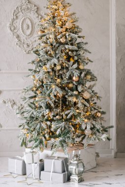 Güzel oyuncaklarla Noel ağacı, şık bir Noel ve yeni yıl süsü