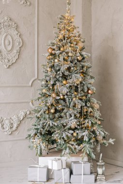 Güzel oyuncaklarla Noel ağacı, şık bir Noel ve yeni yıl süsü