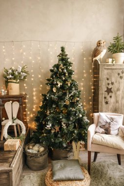 Çocuk odasının içinde ahşap mobilyalar ve kırsal bir çadır Noel için dekore edilmiştir.