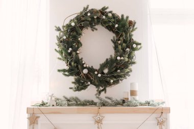 Hafif arka planda ladin desenli Noel çelengi
