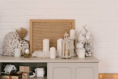 Mumlar ve ladin ile Noel iç dekorasyonu