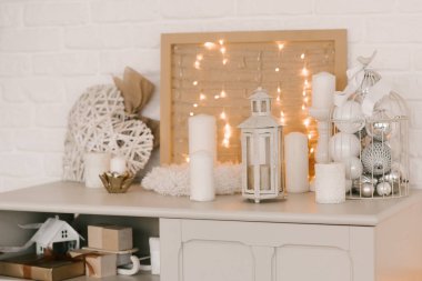 Mumlar ve ladin ile Noel iç dekorasyonu