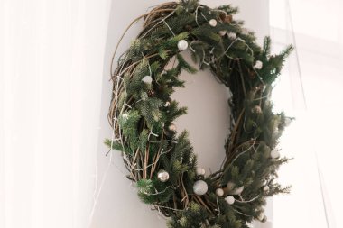 Hafif arka planda ladin desenli Noel çelengi