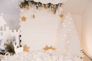 Noel iç dekorasyonu, yeni yıl için beyaz ahşap fotoğraf bölgesi.