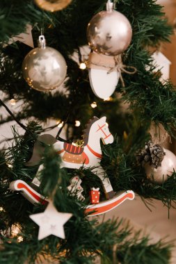 Güzel oyuncaklarla Noel ağacı, şık bir Noel ve yeni yıl süsü